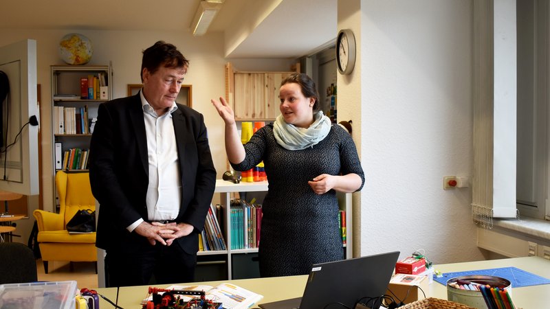 Luise Merbach mit Gerald Ullrich im Schülerforschungszentrum 