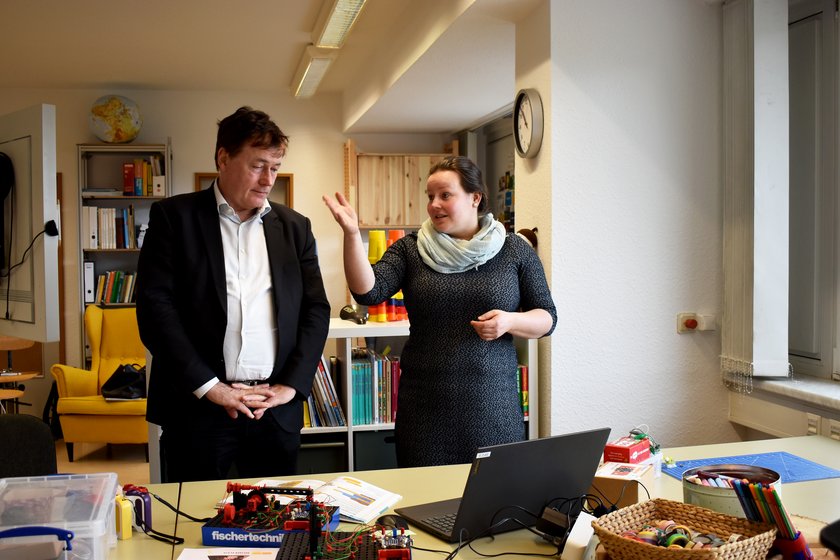 Luise Merbach mit Gerald Ullrich im Schülerforschungszentrum 