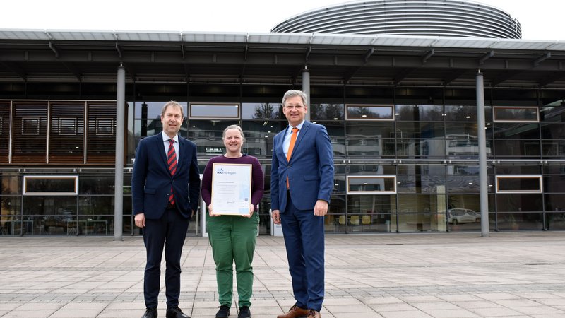 Prof. Uwe Hettler, Grit Booth und Prof. Gundolf Baier mit der Mitgliedsurkunde (v.l.)