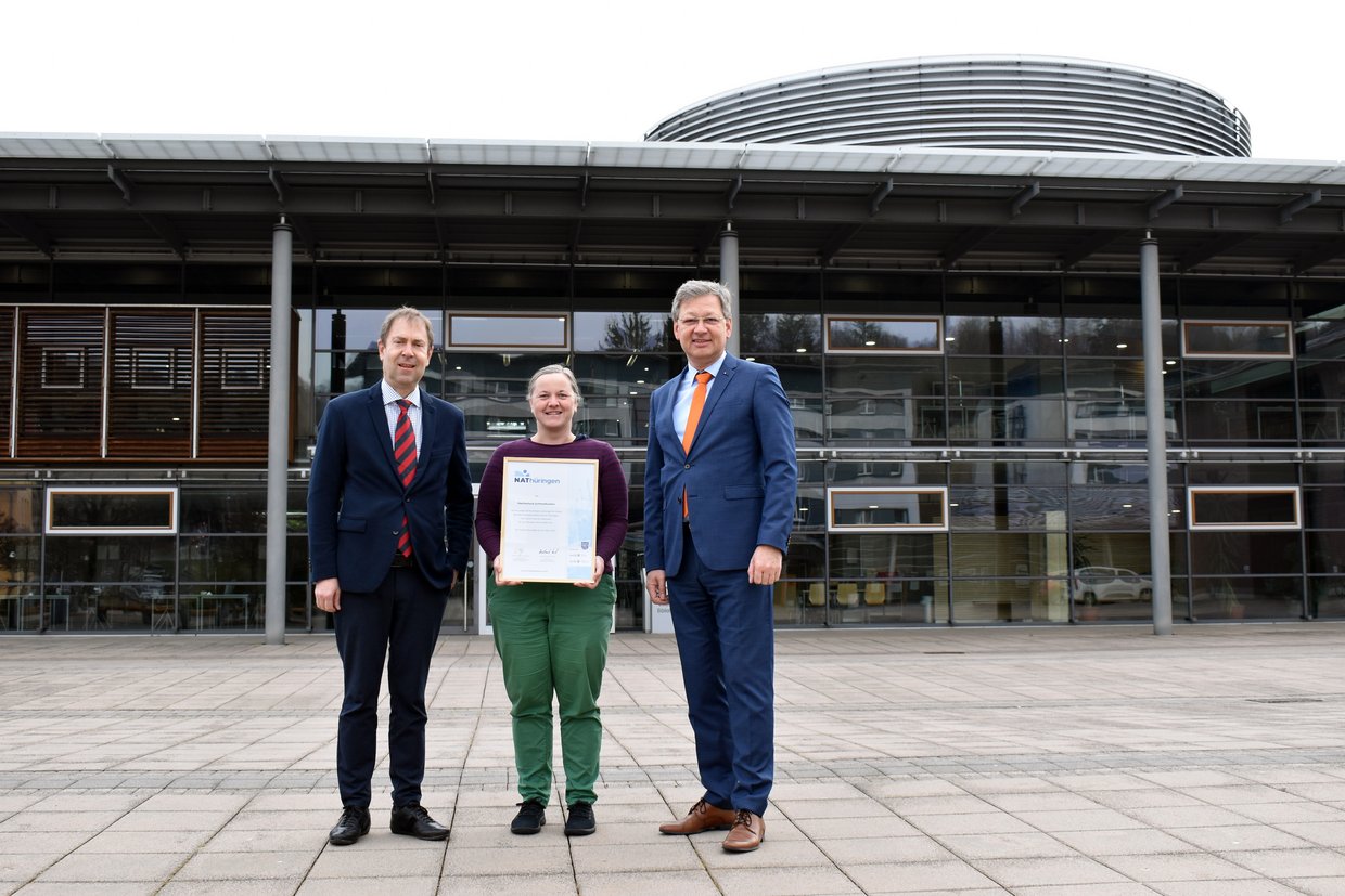 Prof. Uwe Hettler, Grit Booth und Prof. Gundolf Baier mit der Mitgliedsurkunde (v.l.)