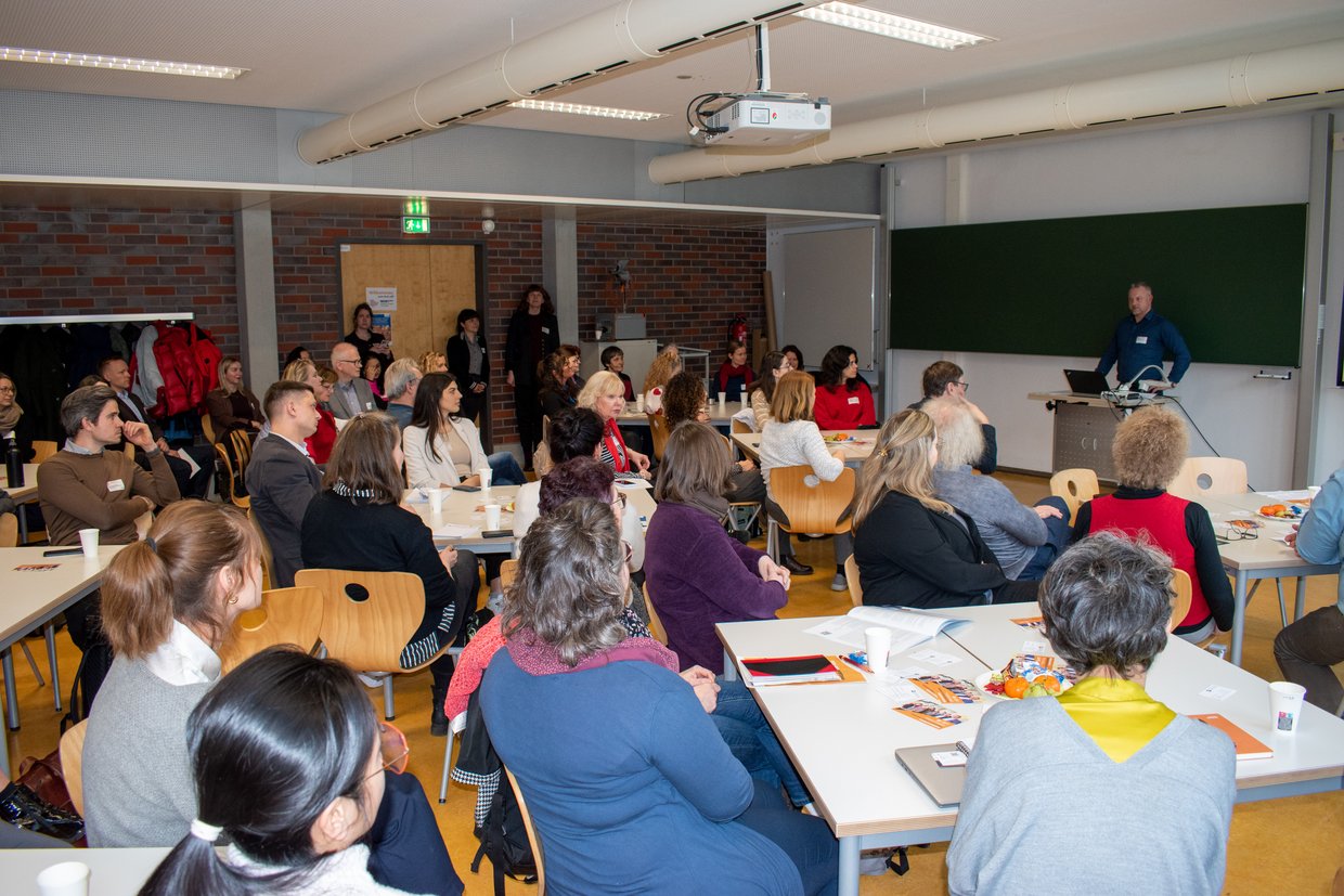 Menschen sitzen an Tischen