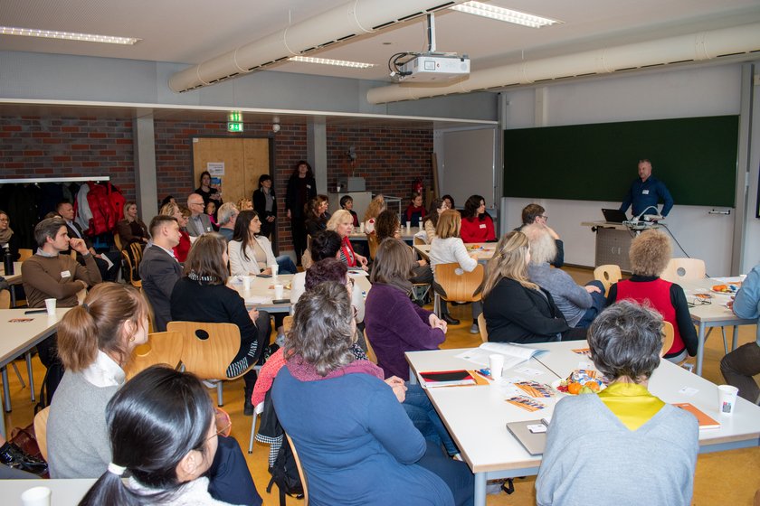 Menschen sitzen an Tischen