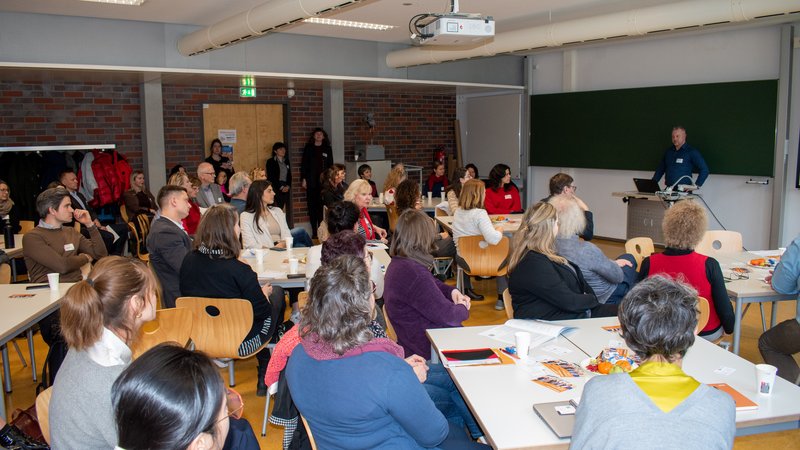 Menschen sitzen an Tischen