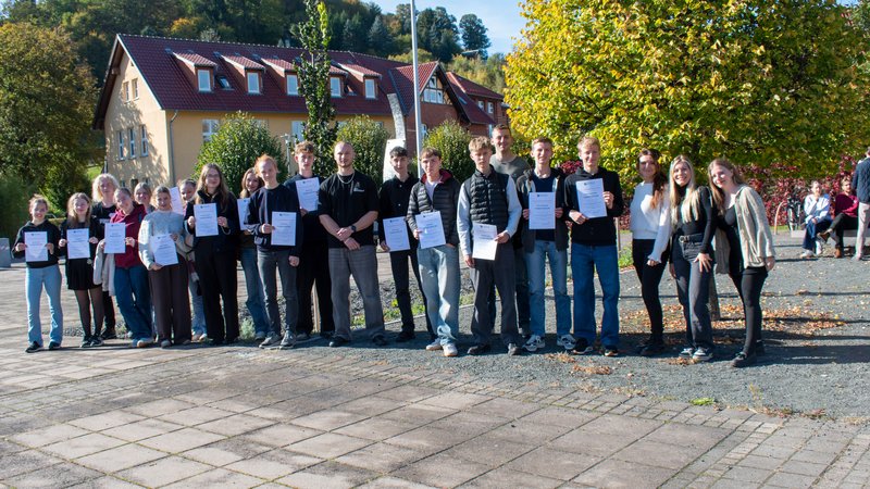 Schüler stehen auf dem Campus