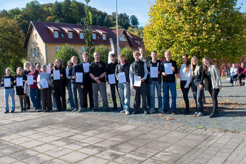 Schüler stehen auf dem Campus
