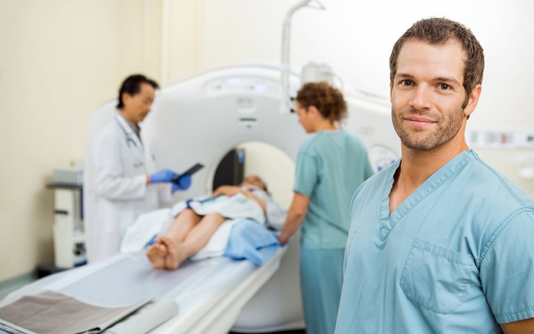 Mediziner untersuchen einen Patienten Mediziner untersuchen einen Patienten