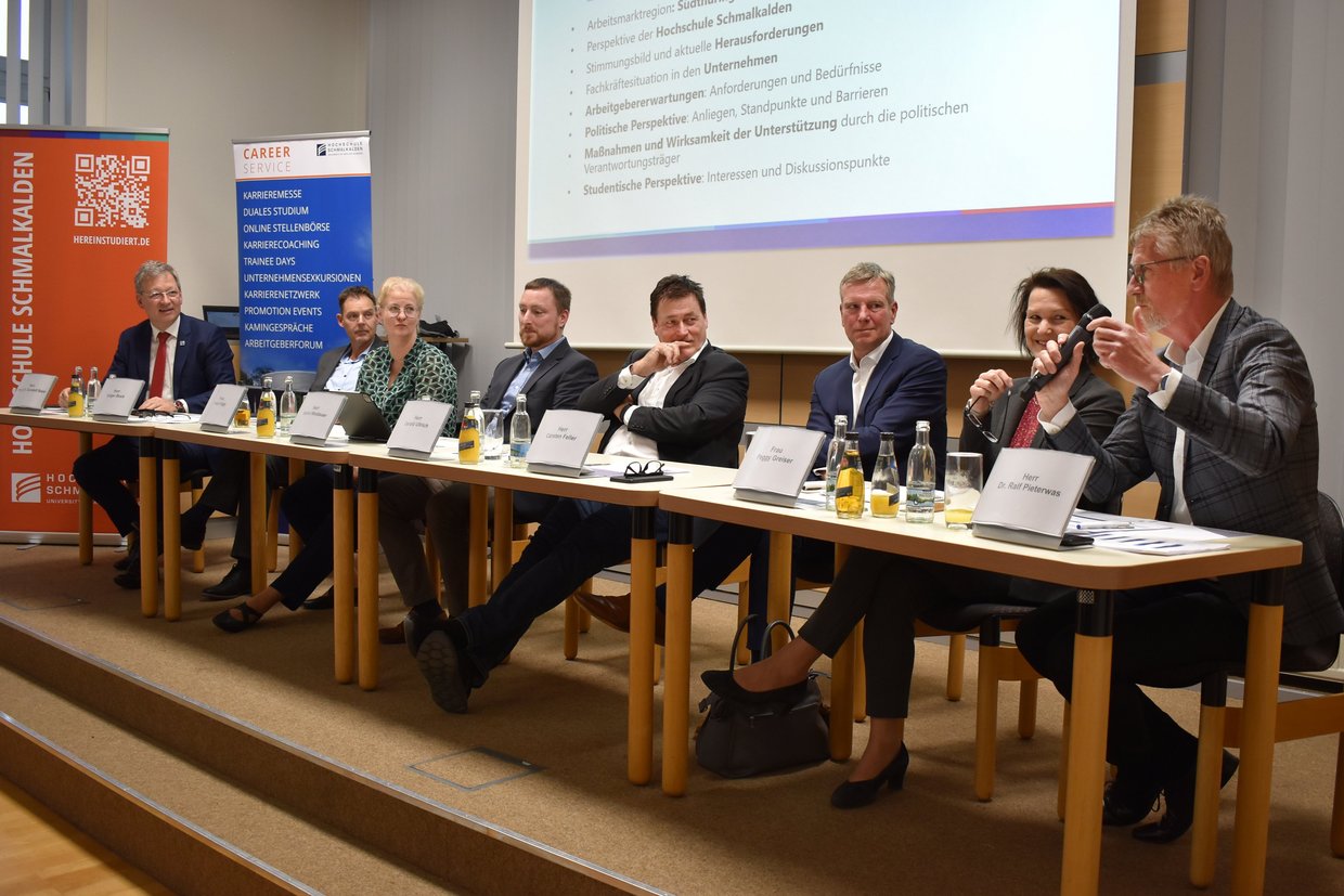 Podiumsteilnehmer in der Aula