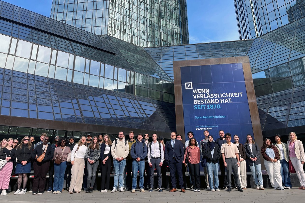 Gruppenbild mit den Studierenden