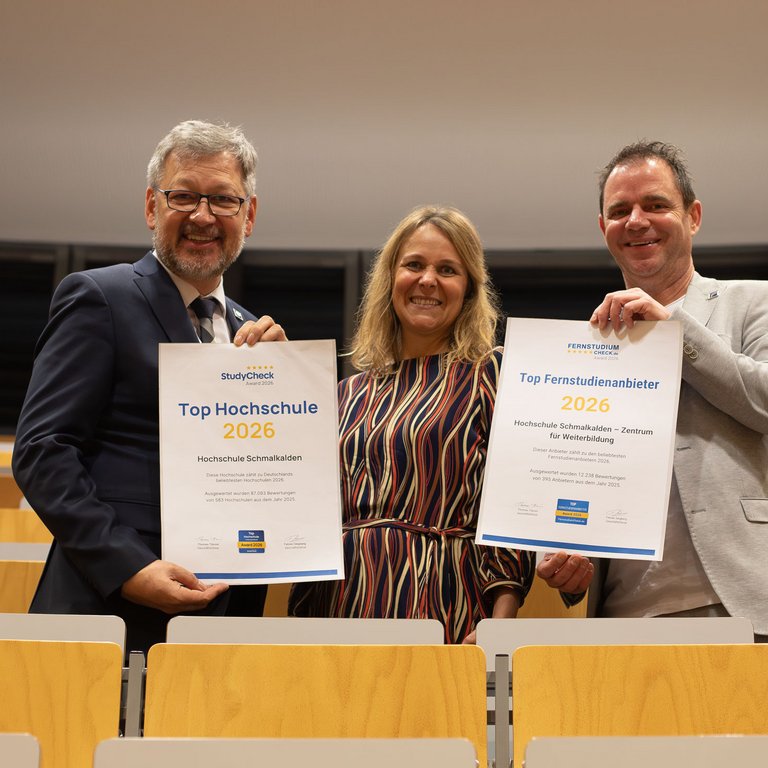 Prof Baier, Dr. Sandra Wolf und André Mock präsentieren die Urkunden von Studycheck.