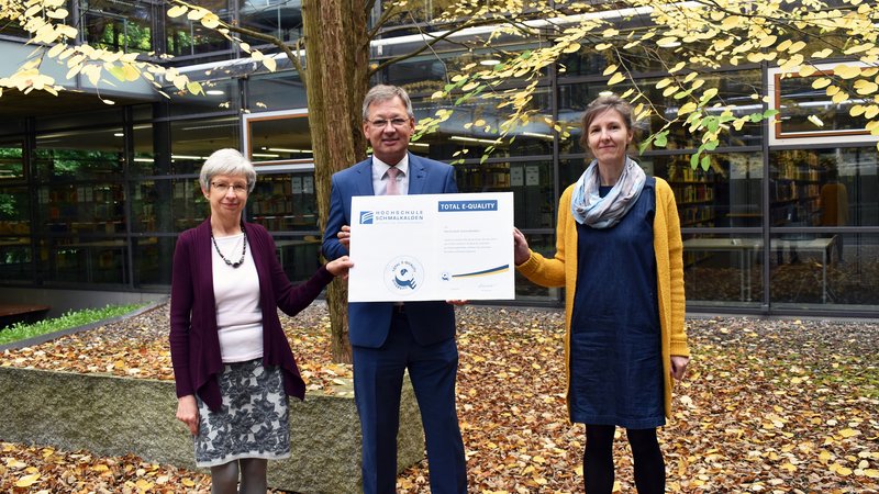 Gleichstellungsbeauftragte Martina Gratz, Hochschulpräsident Prof. Gundolf Baier und Mitarbeiterin Susann Saarmann im Innenhof der Bibliothek