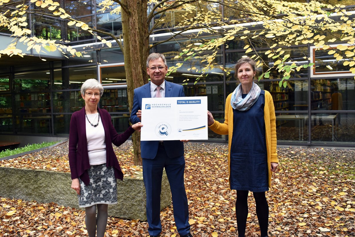 Gleichstellungsbeauftragte Martina Gratz, Hochschulpräsident Prof. Gundolf Baier und Mitarbeiterin Susann Saarmann im Innenhof der Bibliothek