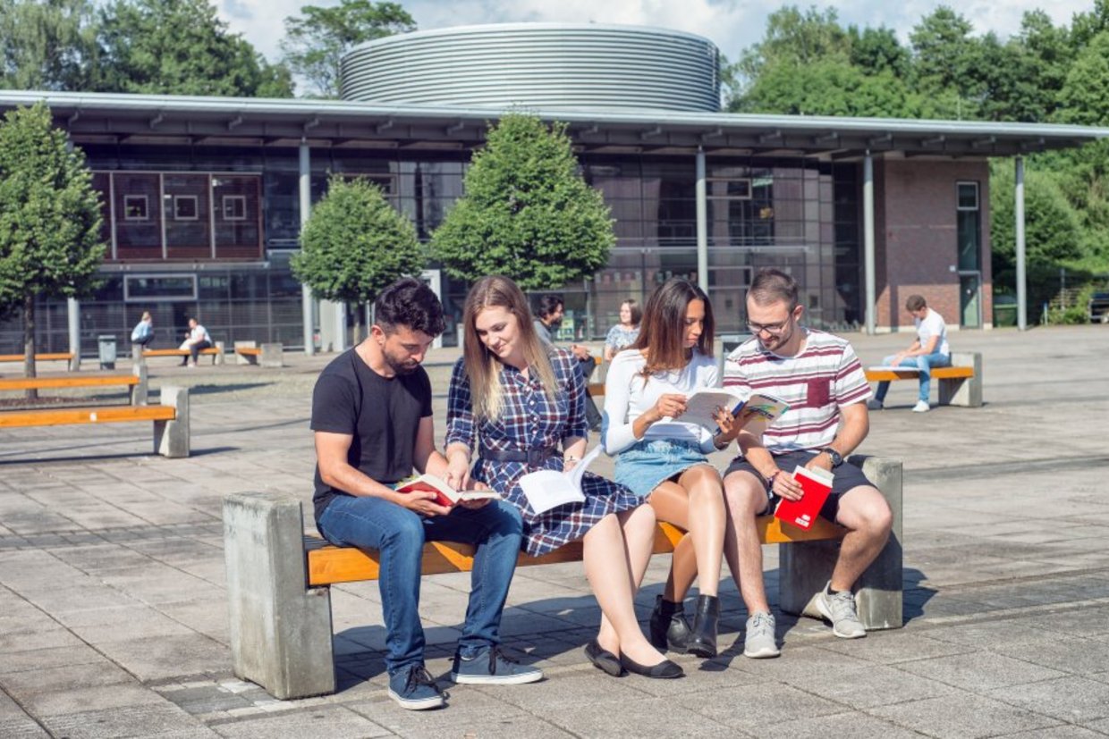 Studierende sitzen vor der Bibliothek der Hochschule Schmalkalden, bald auch Studierende der Wirtschaftspsychologie