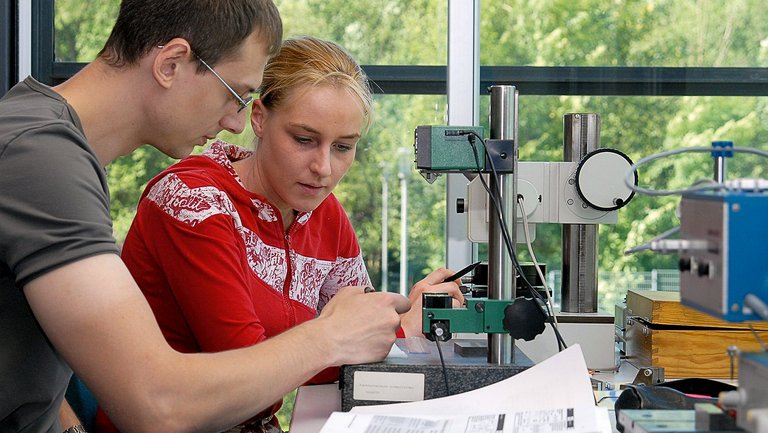 Studierende im technischen Labor