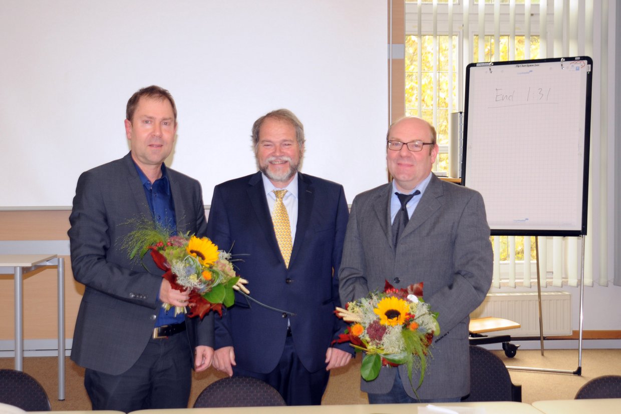 Prof. Uwe Hettler, Rektor Elmar Heinemann und Prof. Thomas Seul (v.l.)