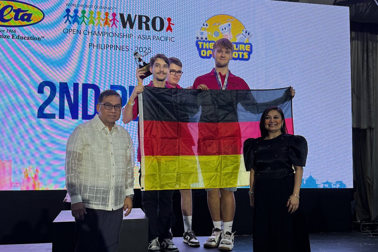 Schüler mit deutscher Flagge