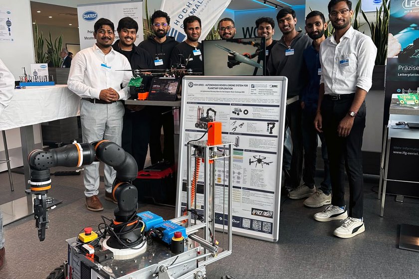 Studenten mit Roboter