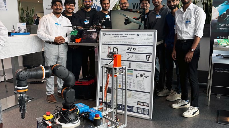 Studenten mit Roboter