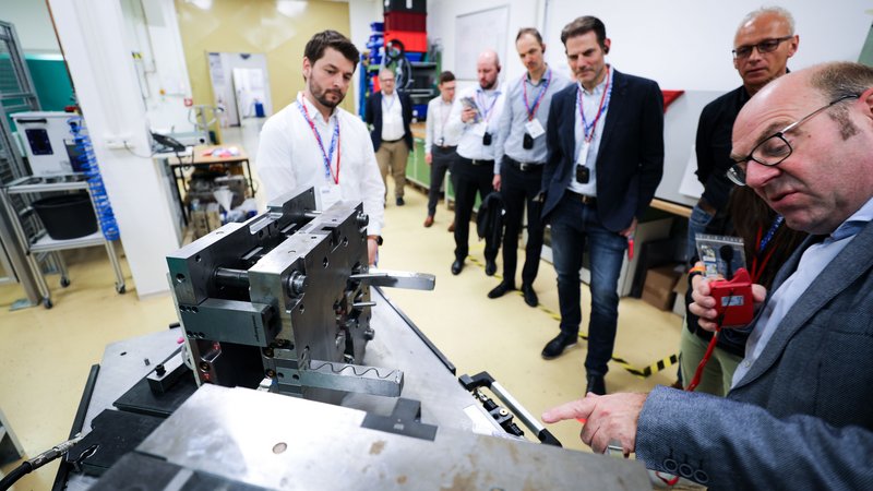 Prof. Thomas Seul zeigt den Teilnehmern eine Maschine.