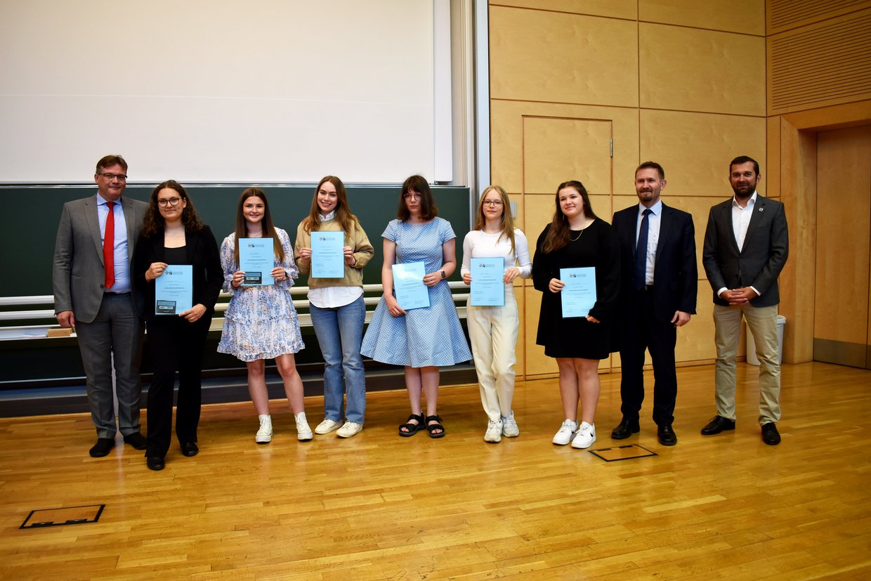 Finalistinnen mit Urkunden