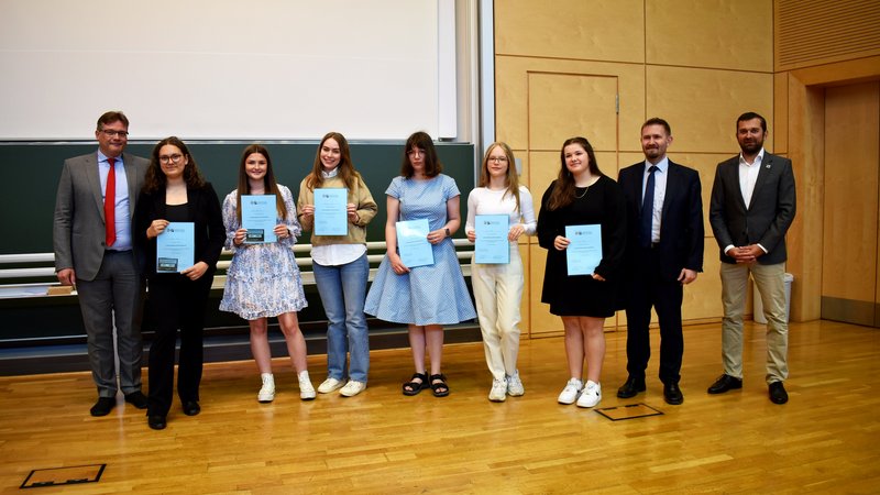 Finalistinnen mit Urkunden