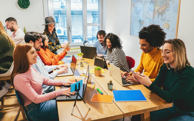 eine Gruppe Menschen bei gemeinsamer Arbeit