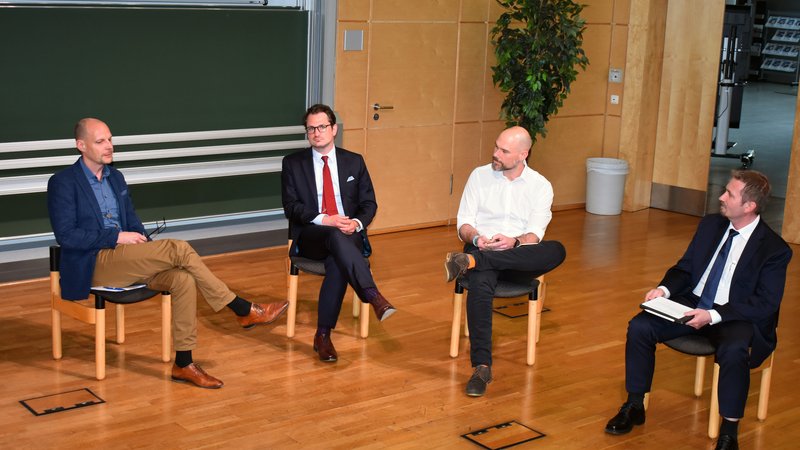 Marco Gräf von der Q-Soft GmbH, Jan Spittka von der britischen Kanzlei Clyde & Co. und Andreas Taudte von der Gothaer honest Consulting GmbH in der Podiumsdiskussion mit Moderator Prof. Dr. Wojciech Lisiewicz