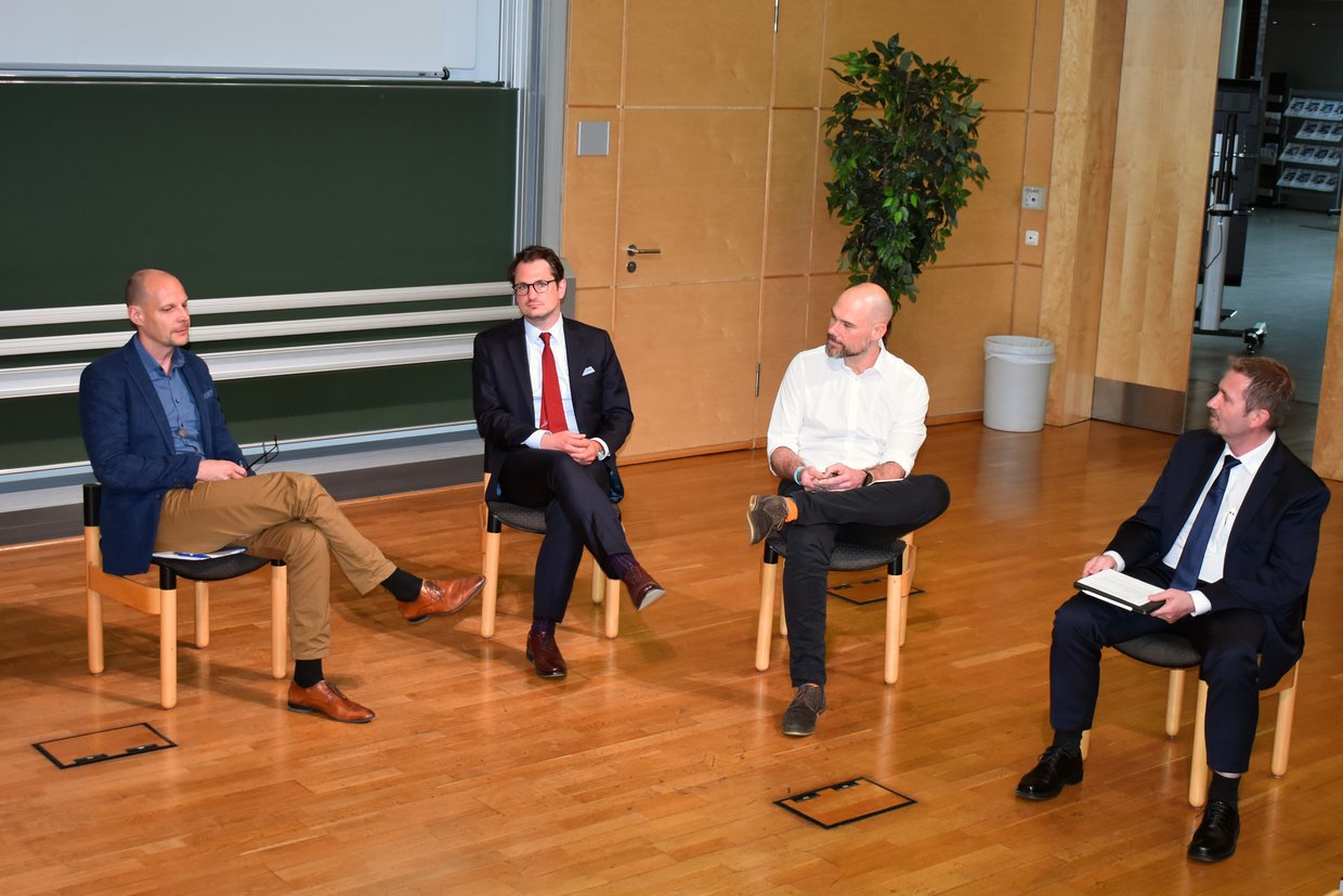 Marco Gräf von der Q-Soft GmbH, Jan Spittka von der britischen Kanzlei Clyde & Co. und Andreas Taudte von der Gothaer honest Consulting GmbH in der Podiumsdiskussion mit Moderator Prof. Dr. Wojciech Lisiewicz