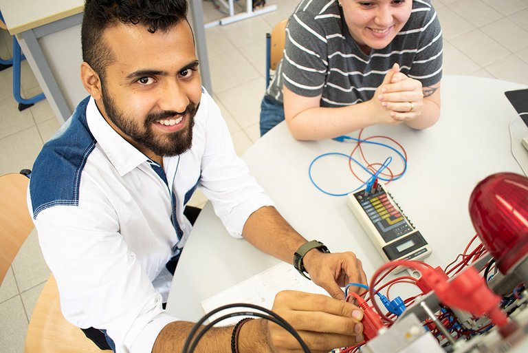 Studierende im technischen Labor