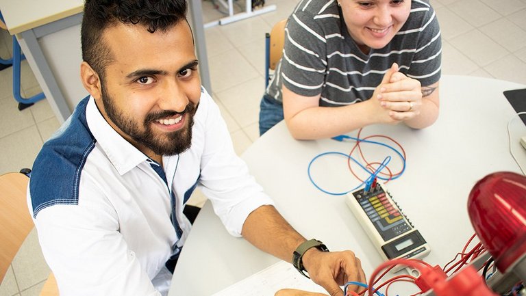 Studierende im technischen Labor