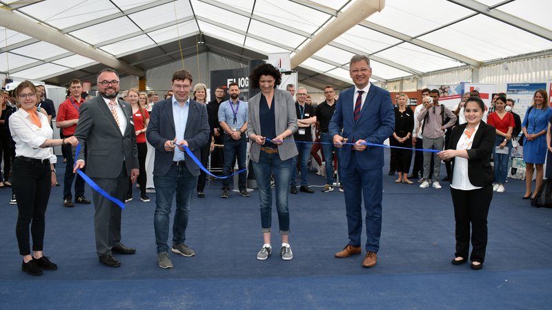 Das Band wird durchgeschnitten