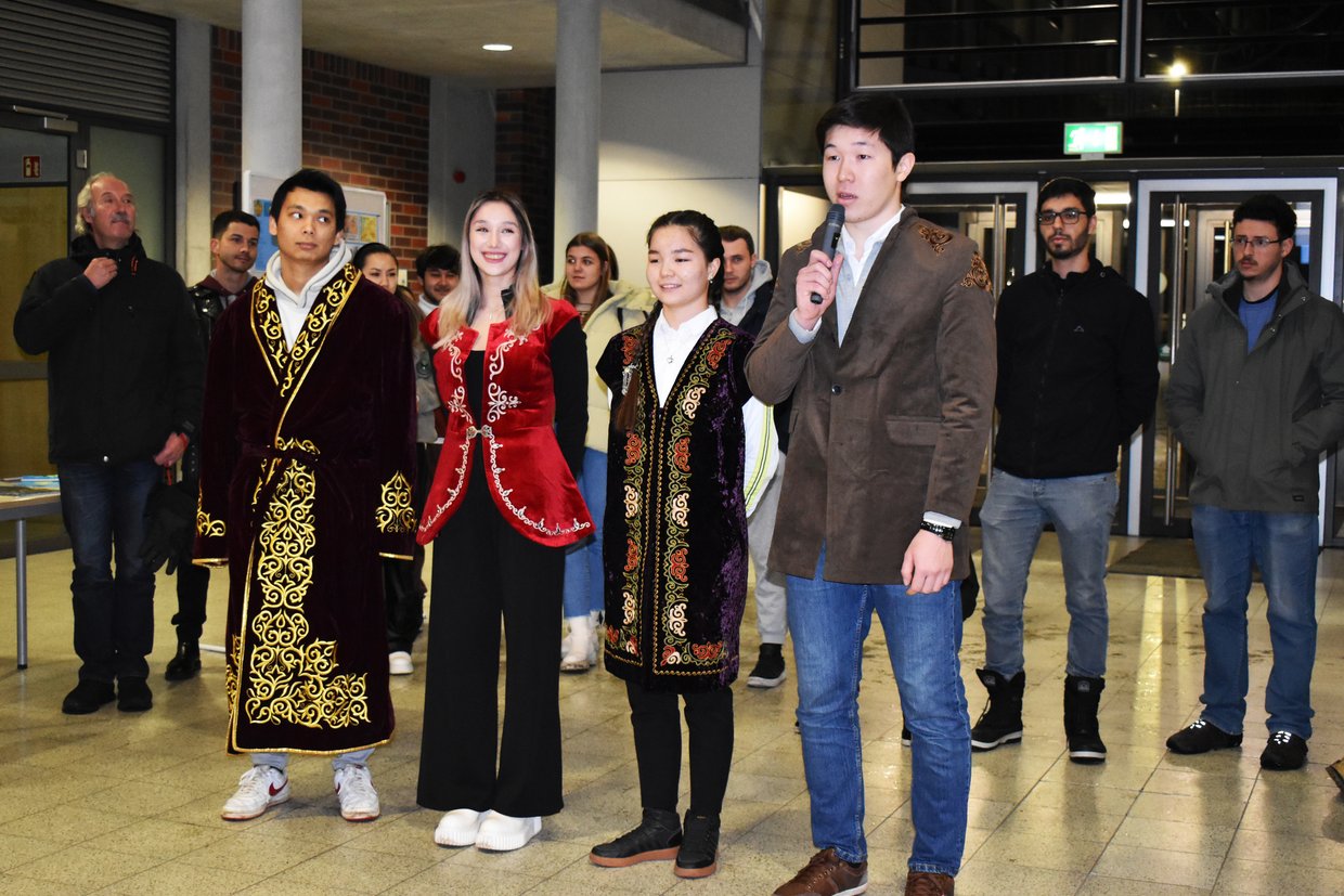 Kasachische Studenten begrüßen die Gäste