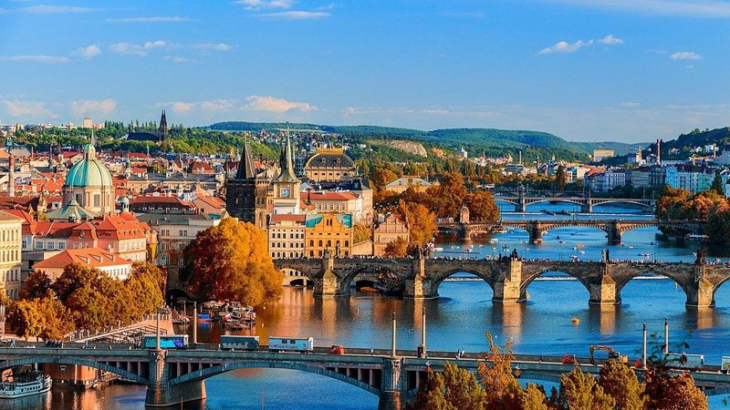 Blick über Prag mit Moldau und Brücken
