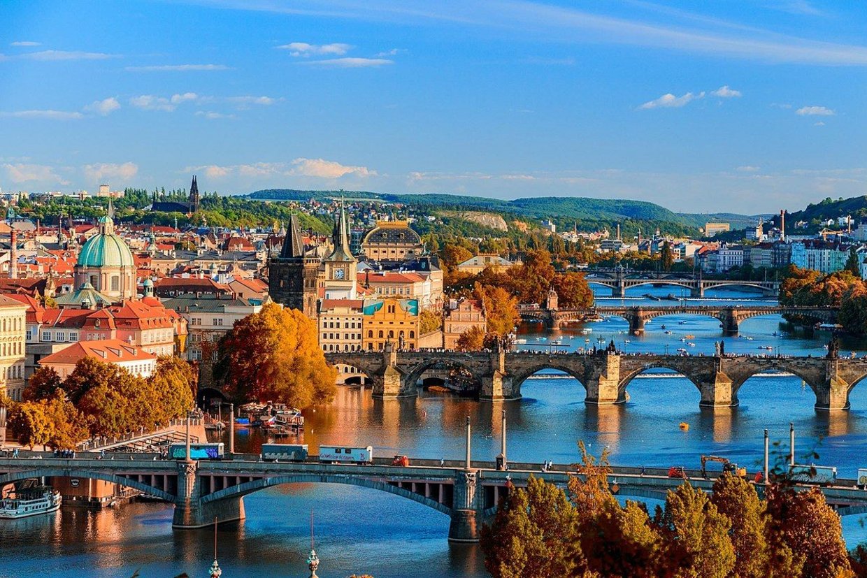 Blick über Prag mit Moldau und Brücken