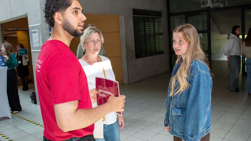 Ein Mann und zwei Frauen 