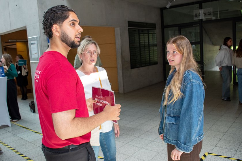 Ein Mann und zwei Frauen 