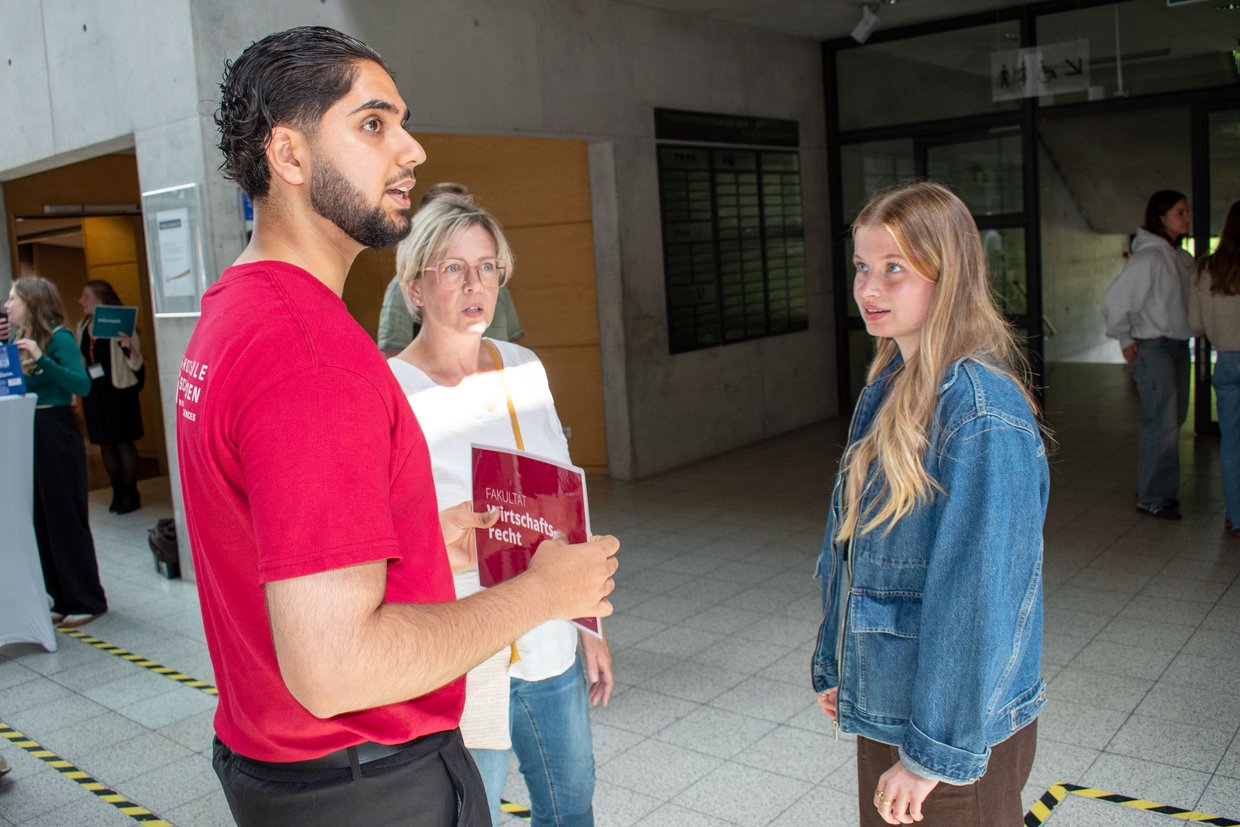 Ein Mann und zwei Frauen 