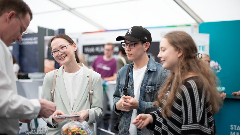 Studenten am Stand eines Ausstellers