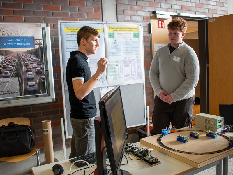 Zwei Schüler erklären ihr Projekt am Stand