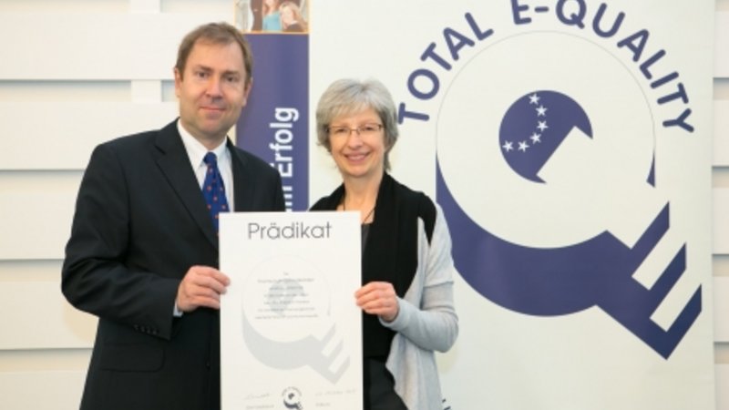 Gleichstellungsbeauftragte Martina Gratz und Prof. Dr. Uwe Hettler halten das TOTAL E-QUALITY-Prädikat