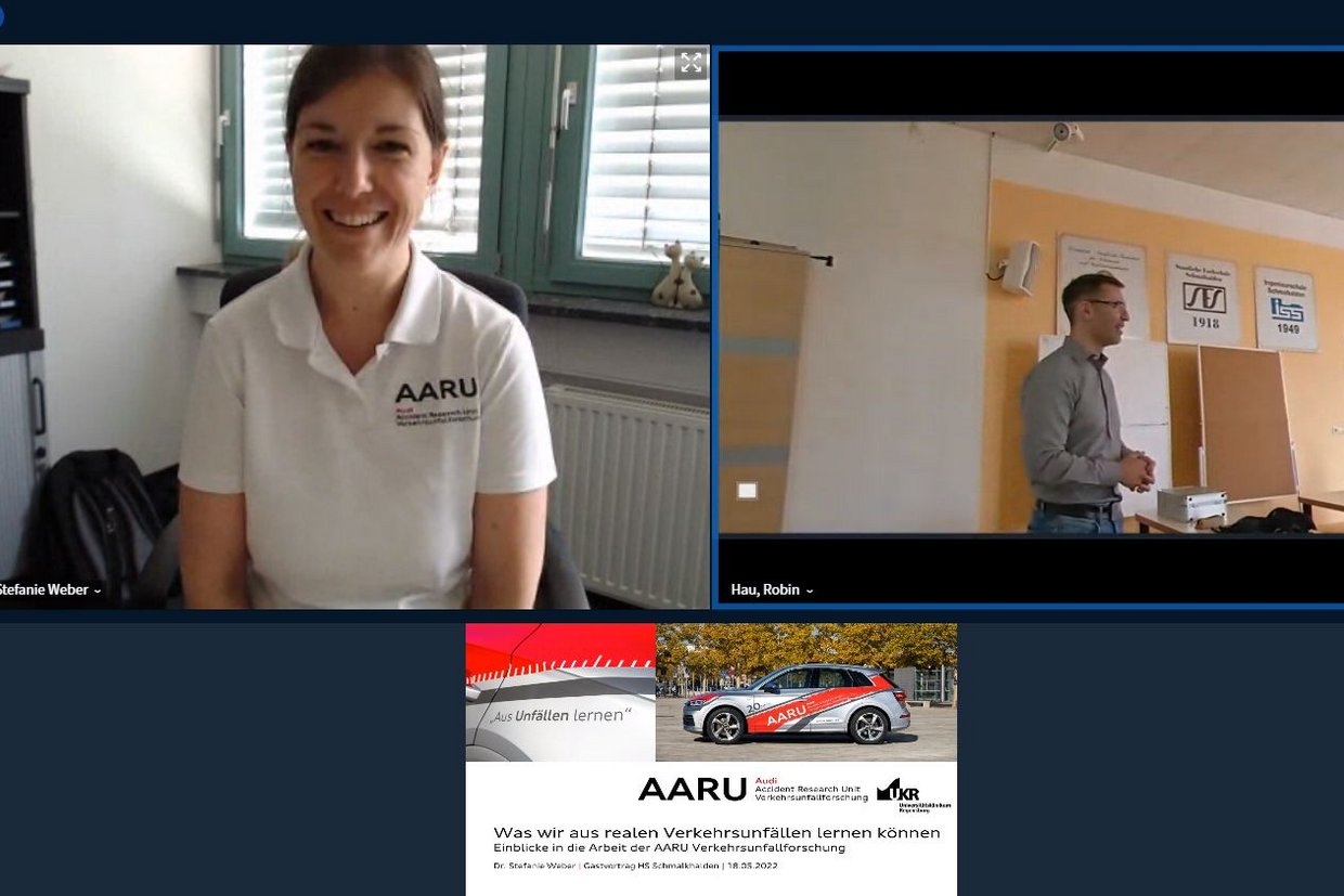 Bild 1: Drei Panels aus einer Videokonferenz. Oben links: Dr. Stefanie Weber lacht in die Kamera. Oben rechts: Robin Hau spricht zum Publikum vor Ort. Unten Mitte: Titelfolie mit Audi-Fahrzeug