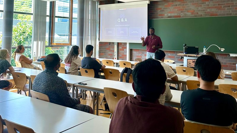 Absolvent spricht vor Studierenden