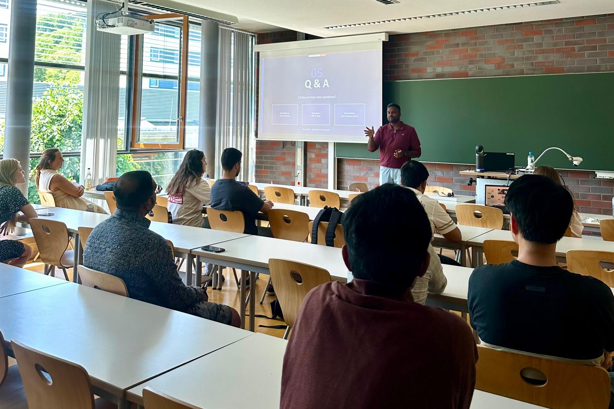 Absolvent spricht vor Studierenden