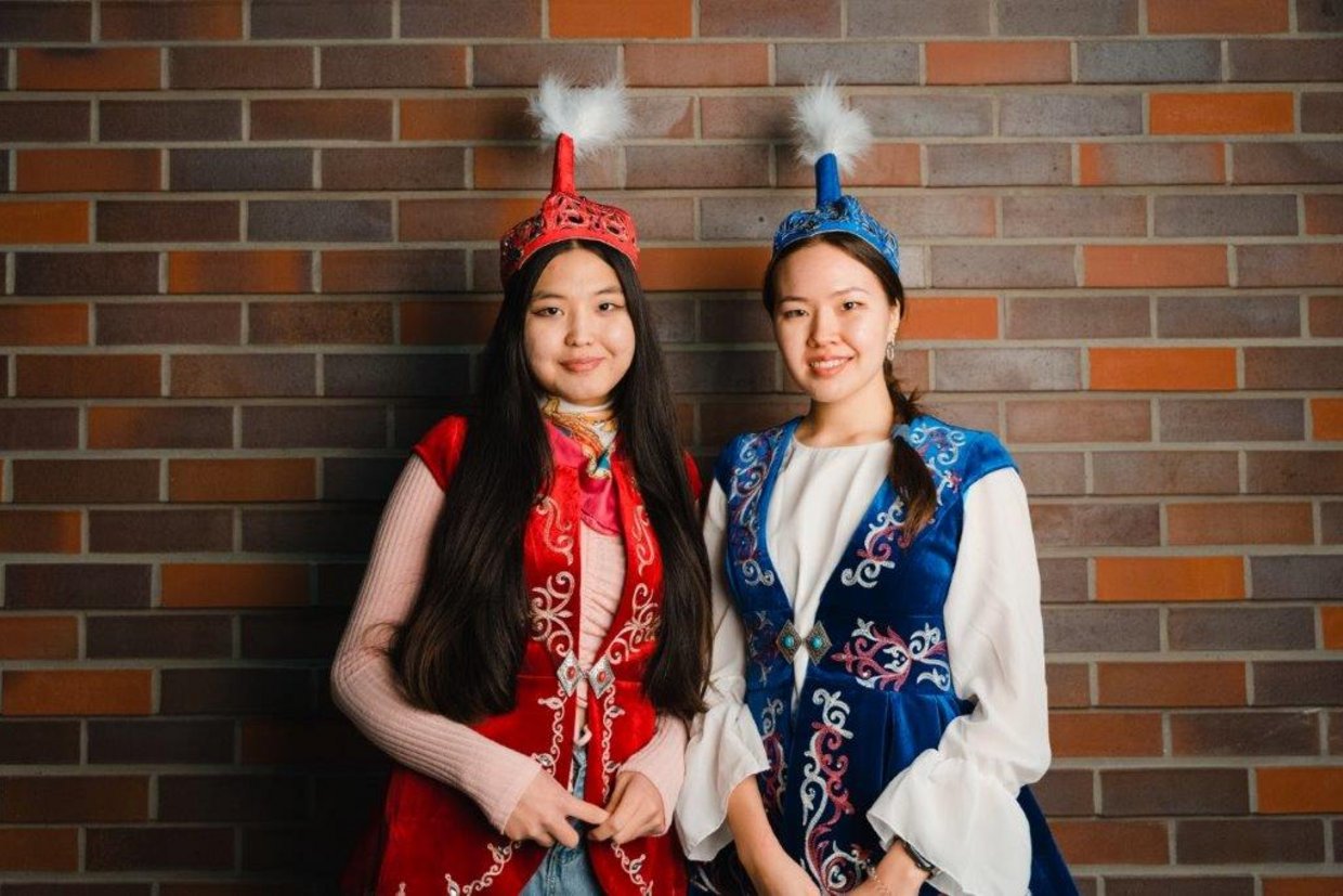 Zwei Studentinnen in typisch kasachischen Trachten