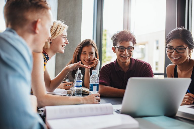 Studierende im Wirtschaftsinformatik-Studium