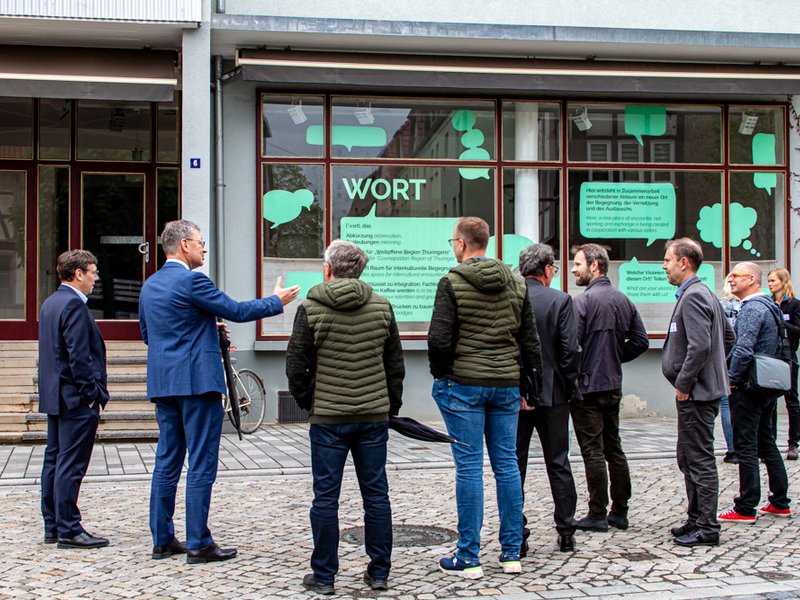 Besucher:innen vor der Milchhalle