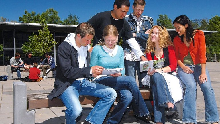 Studierende auf dem Campus