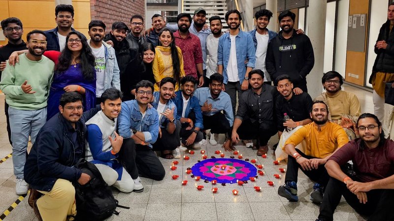 Studirende mit Rangoli