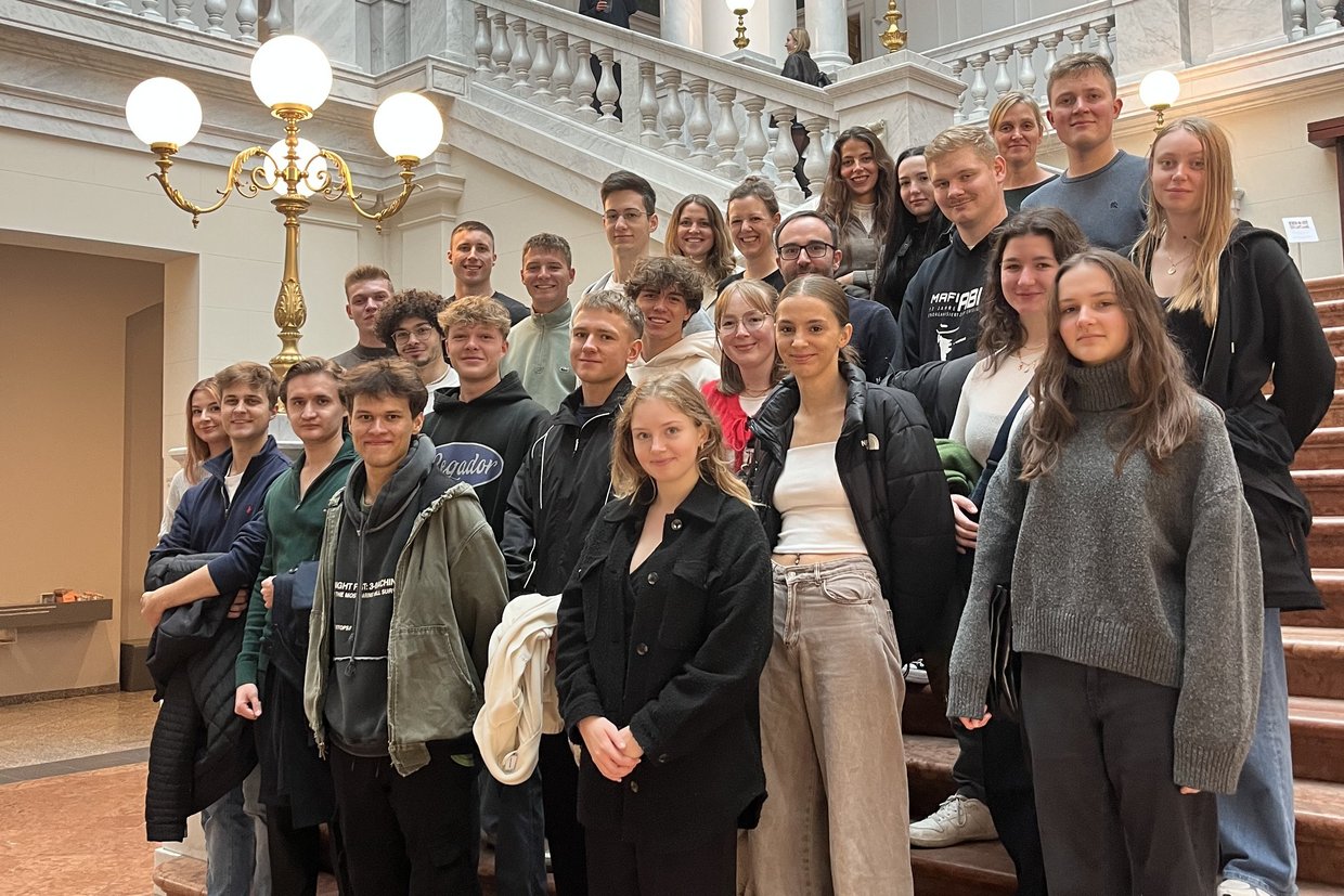 Studenten vor einer Treppe