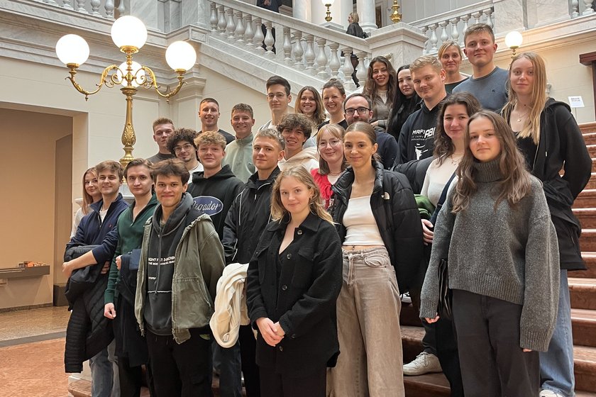 Studierende in Ausstellung Studenten vor einer Treppe