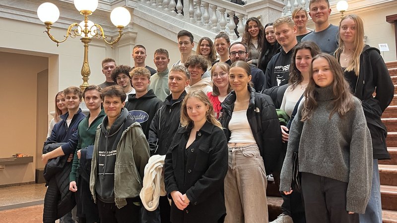 Studenten vor einer Treppe